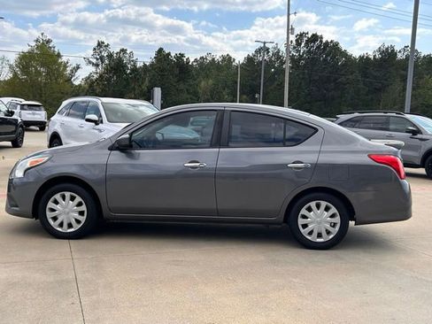 Used 2018 Nissan Versa SV image 5