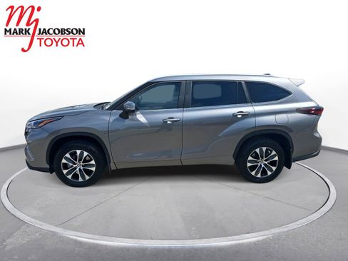 Used 2025 Toyota Highlander XLE AWD/4WD image 8