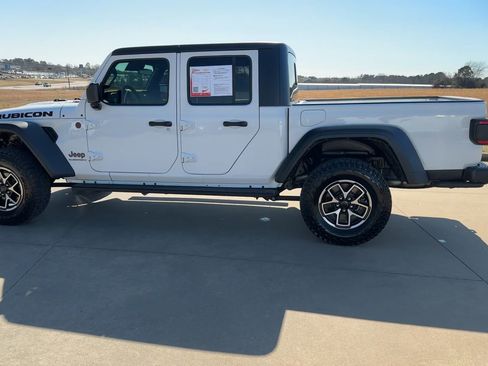 Used 2024 Jeep Gladiator Rubicon AWD/4WD image 6