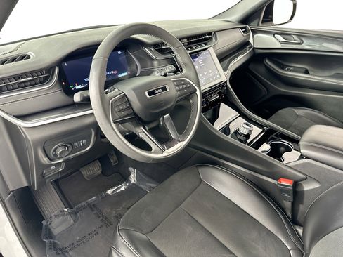 Used 2023 Jeep Grand Cherokee L Laredo image 9