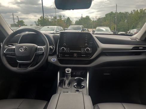 Used 2022 Toyota Highlander XLE AWD/4WD image 18