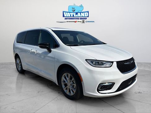 New 2026 Chrysler Pacifica Limited FWD image 7