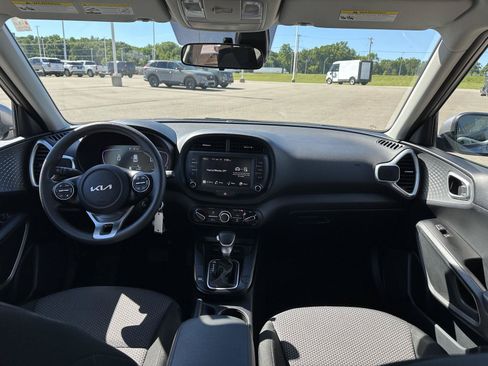 Used 2025 Kia Soul LX w/ LX Technology Package FWD image 17