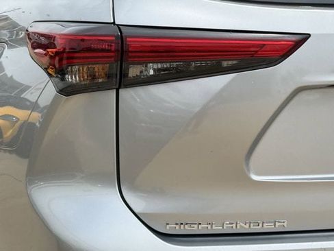 Used 2023 Toyota Highlander XLE FWD image 6
