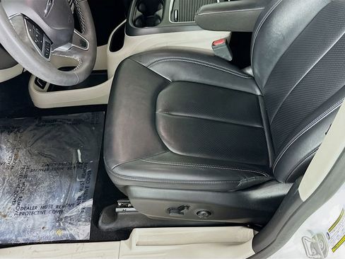 Certified 2024 Chrysler Pacifica Touring-L image 26