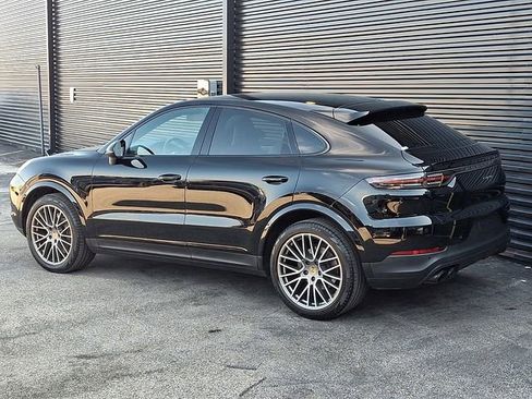 Certified 2023 Porsche Cayenne Platinum Edition image 3