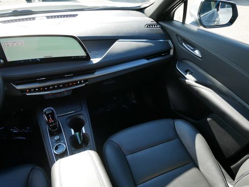 Used 2025 Cadillac XT4 Premium Luxury image 11