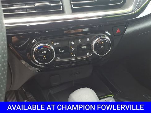 Used 2025 Chevrolet Trax RS w/ Sunroof Package FWD image 22