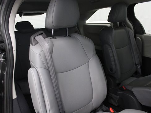 Used 2021 Toyota Sienna XLE image 25