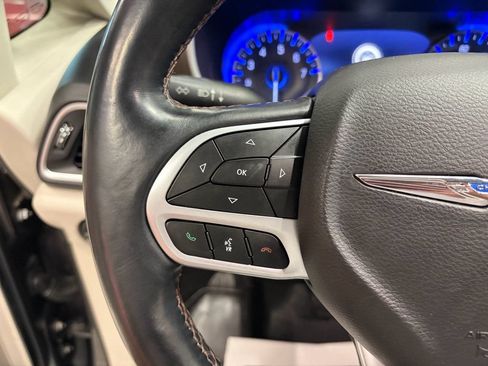 Used 2018 Chrysler Pacifica Touring-L Plus FWD image 15