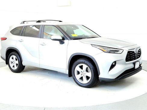 Used 2023 Toyota Highlander LE AWD/4WD image 7
