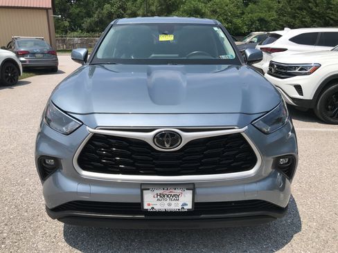 Used 2023 Toyota Highlander LE AWD/4WD image 3