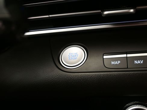 Certified 2025 Hyundai Elantra SEL image 22