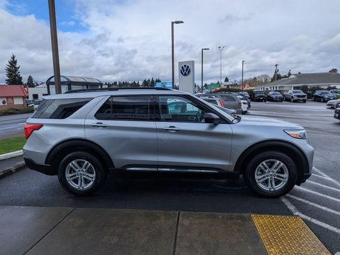 Used 2023 Ford Explorer XLT w/ Equipment Group 202A image 6