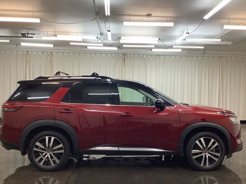 Used 2023 Nissan Pathfinder Platinum AWD/4WD image 5
