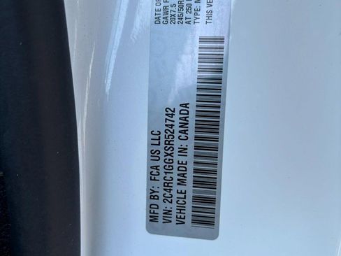 Used 2025 Chrysler Pacifica Limited FWD image 17