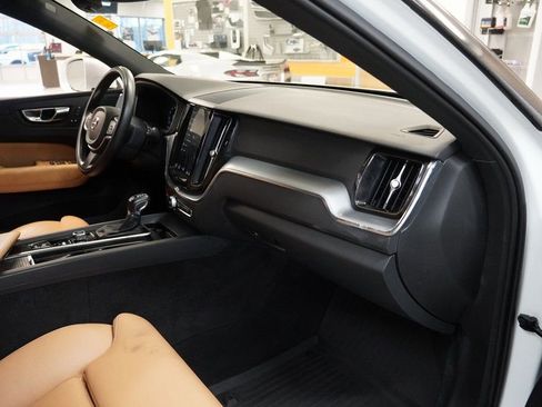 Used 2019 Volvo XC60 T5 Momentum w/ Multimedia Package image 30