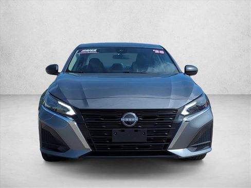 Used 2025 Nissan Altima 2.5 SV FWD image 2