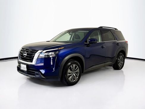 Used 2024 Nissan Pathfinder SV FWD image 3