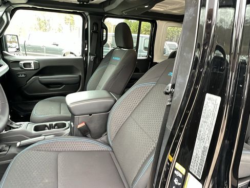 Used 2025 Jeep Wrangler Unlimited Rubicon 4xe w/ Convenience Group image 17