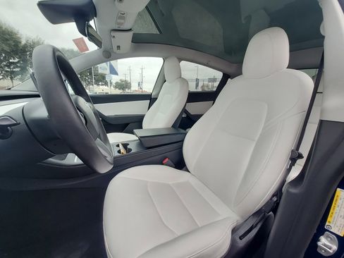 Used 2021 Tesla Model Y Long Range image 11