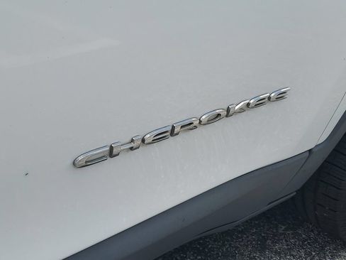 Used 2019 Jeep Cherokee Limited AWD/4WD image 6