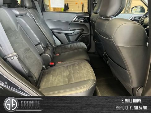 Used 2025 Mitsubishi Outlander SE FWD image 35
