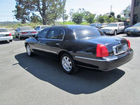 Used 2011 Lincoln Town Car Executive L image 4