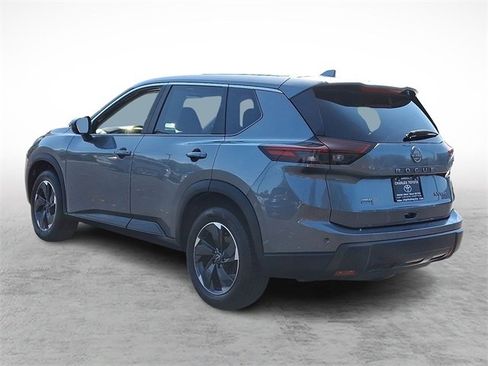 Used 2024 Nissan Rogue SV image 4