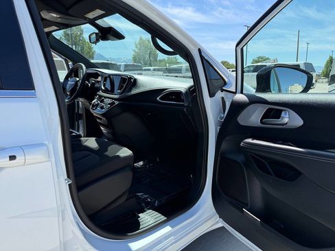 Used 2024 Chrysler Pacifica Touring FWD image 22