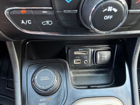 Used 2015 Jeep Cherokee Latitude w/ Cold Weather Group AWD/4WD image 26