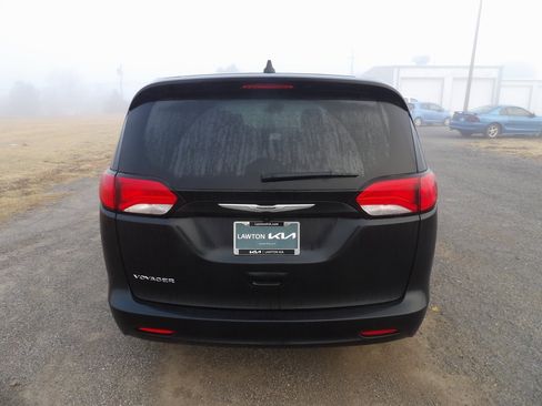 Used 2023 Chrysler Voyager LX image 7