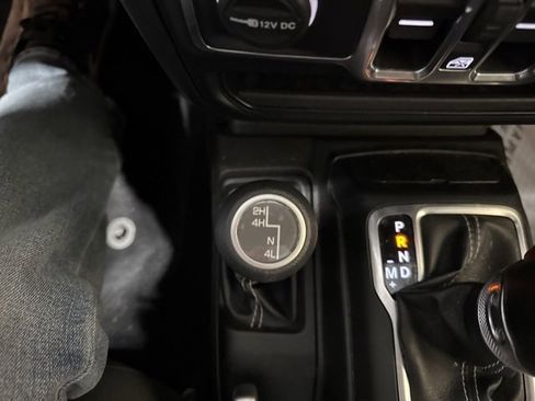 Used 2019 Jeep Wrangler Unlimited Sahara image 11