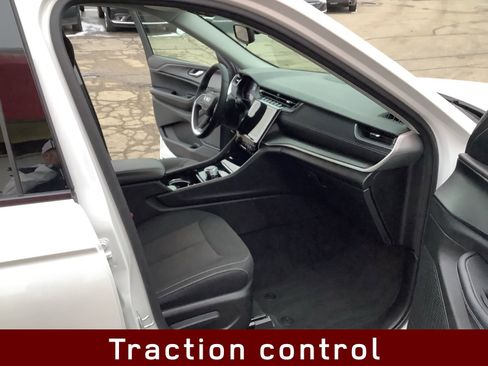 Used 2023 Jeep Grand Cherokee Laredo image 14