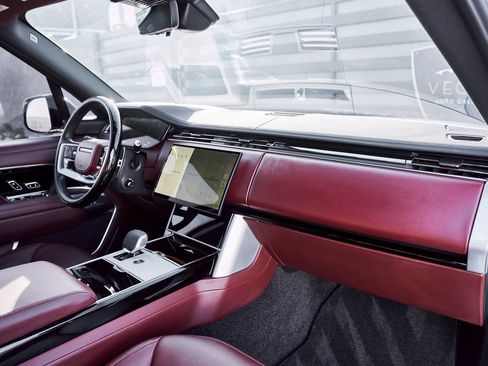 Used 2025 Land Rover Range Rover SE image 39