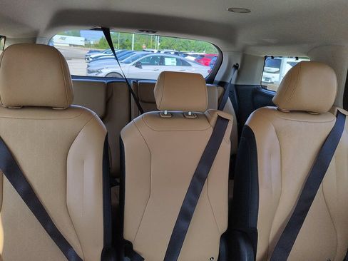 Used 2024 Kia Carnival EX FWD image 8