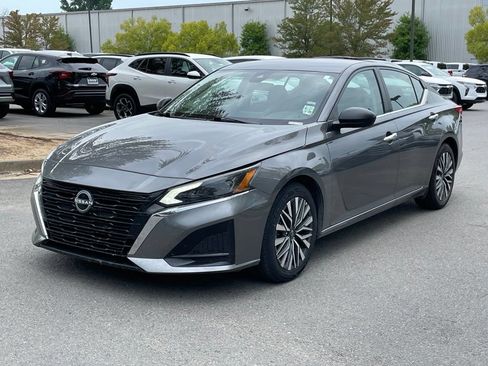 Used 2025 Nissan Altima 2.5 SV FWD image 3