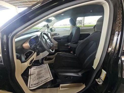 Used 2024 Chrysler Voyager LX FWD image 9