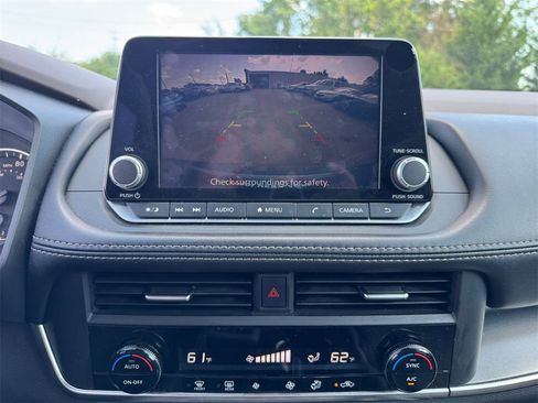 Used 2023 Nissan Rogue SV image 16