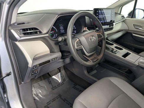 Used 2024 Toyota Sienna XLE FWD image 13