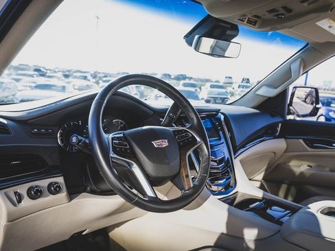 Used 2018 Cadillac Escalade Luxury image 2
