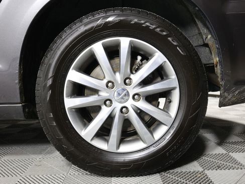 Used 2014 Chrysler Town & Country Touring-L image 8