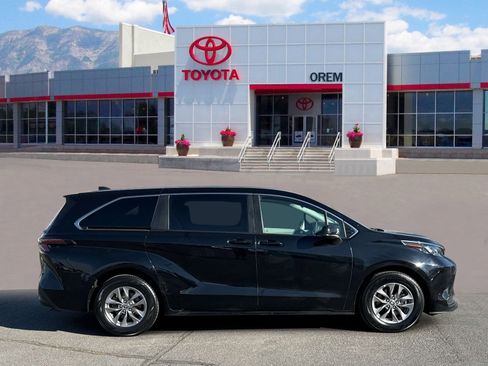 Used 2024 Toyota Sienna LE image 3