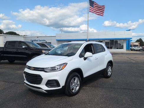 Used 2022 Chevrolet Trax LT w/ LT Convenience Package AWD/4WD image 2