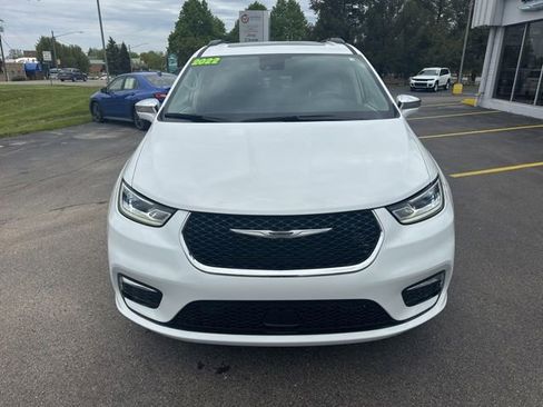 Used 2022 Chrysler Pacifica Limited AWD/4WD image 2