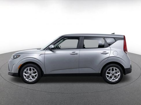 Used 2025 Kia Soul LX w/ LX Technology Package FWD image 4