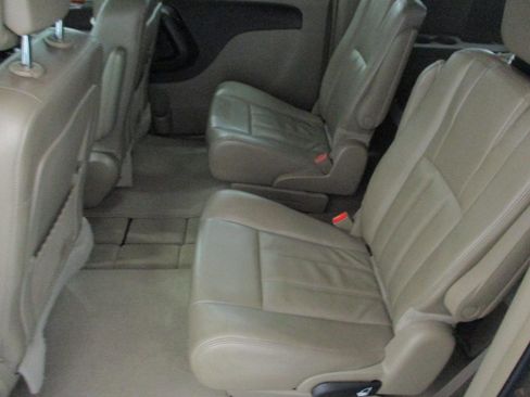 Used 2014 Chrysler Town & Country Touring image 10