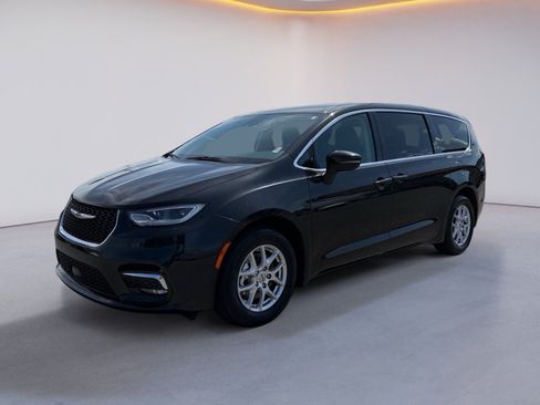 Used 2023 Chrysler Pacifica Touring-L FWD image 7