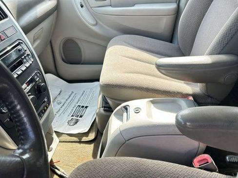 Used 2006 Chrysler Town & Country Touring image 28