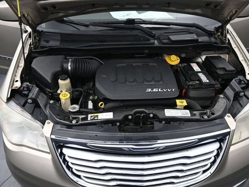 Used 2014 Chrysler Town & Country Touring FWD image 17